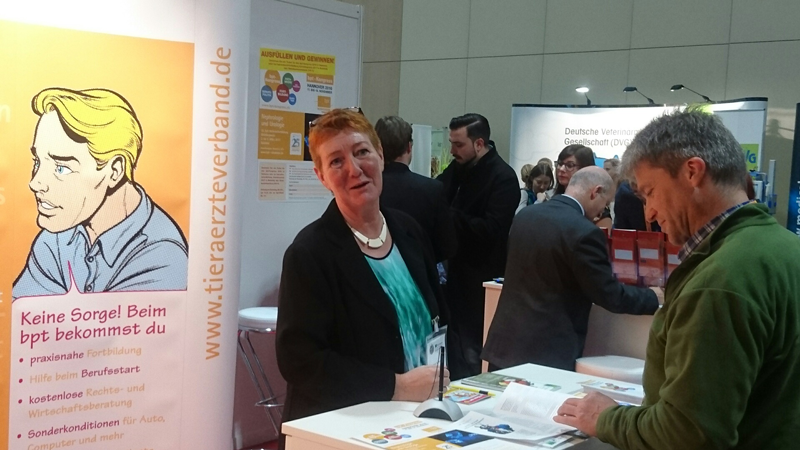 Dr. P. Sindern am Stand des bpt