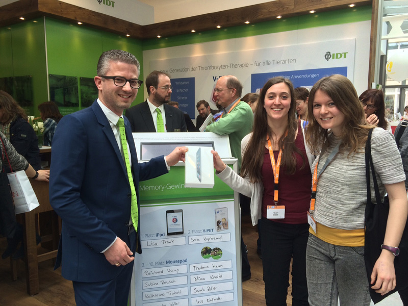 Dr. Bastian Buschmeyer (IDT) überreichte der Gewinnerin des V-PET Memory ihr iPad