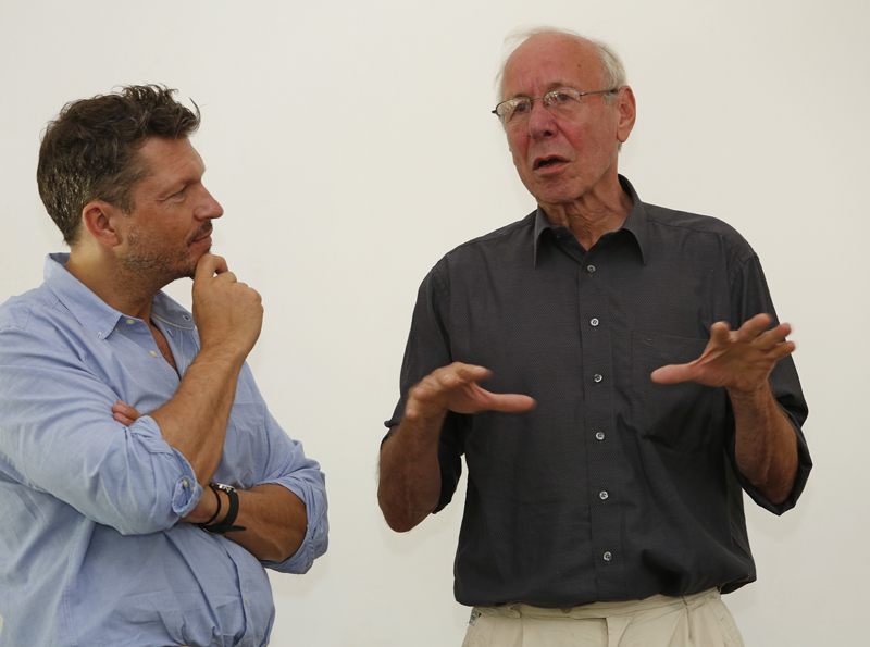 Confido-Gründer Dr. Peter Schopf aus Adlmörting/Bad Griesbach bei der Preisverleihung von HelpingVets 2017 im Gespräch mit dem Moderator und diesjährigem Schirmherr Hardy Krüger Junior.