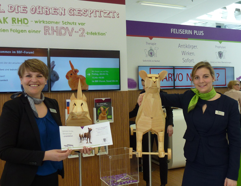 Dr. Verena Zieklow und Dr. Melanie Leibold präsentierten die trojanischen Tiere am IDT-Stand
