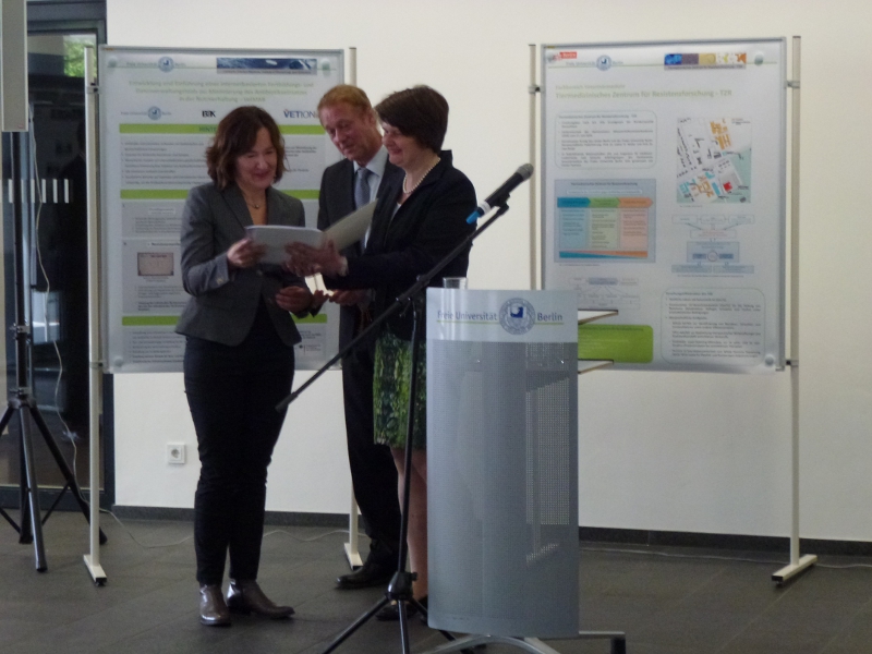 Übergabe des Förderungsbescheides durch die parlamentarische Staatssekretärin Dr. Maria Flachsbarth an Dr. Antina Lübke-Becker vom Institut für Mikrobiologie und Tierseuchen.