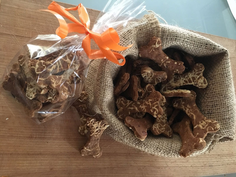 Käseknochen selbstgebackene Leckerlies für Hunde